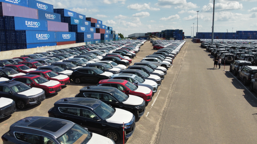 Unloading and storing cars